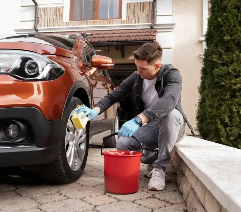 Lavage auto à domicile Tignes : professionnel intervenant sur un véhicule